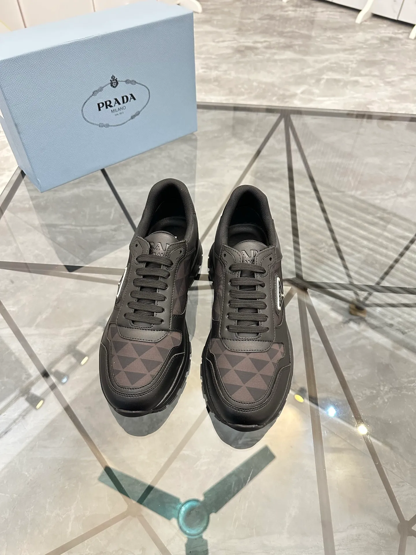 Men's shoes: 💰P440¥ Product trademark: Prada *"Prada*" low-top casual shoes Regular size: 38-44 (can be customized to 45.46) Product materials: imported cowhide upper, sheepskin lining, original outsole. Number: 835